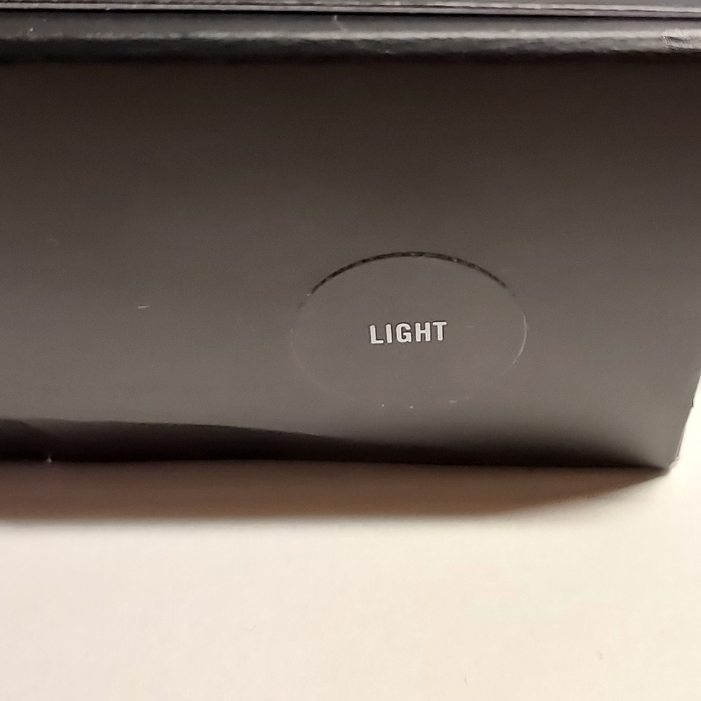 MAC Studio Waterweight Powder *LIGHT* - Picture 4 of 5